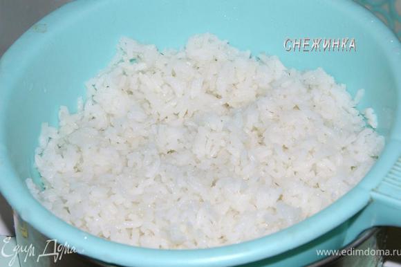 Рис отварить в подсоленной воде. Я обычно рис для салата варю в большом количестве воды, чтобы он не стал кашей, затем отцеживаю на дуршлаг и промываю под холодной водой.
