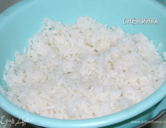 Рис отварить в подсоленной воде. Я обычно рис для салата варю в большом количестве воды, чтобы он не стал кашей, затем отцеживаю на дуршлаг и промываю под холодной водой.