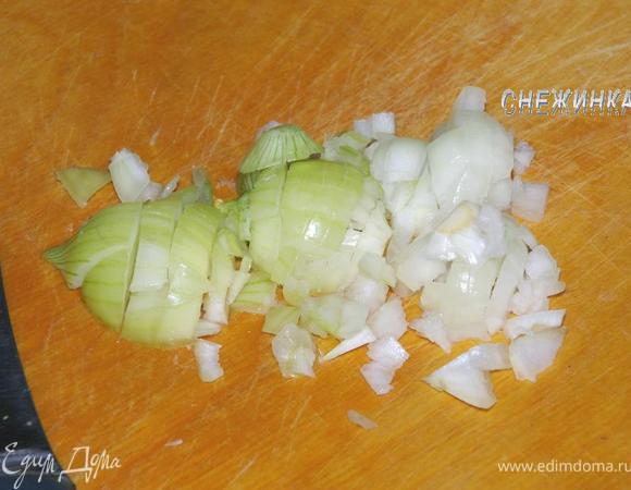 Лук мелко порезать.