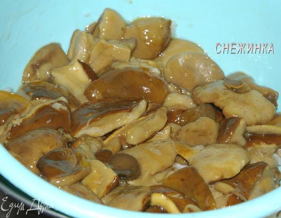 Грибы можно брать любые. Я использую свои, маринованные по этому рецепту:  http://www.edimdoma.ru/recipes/28385 Сливаем жидкость. 