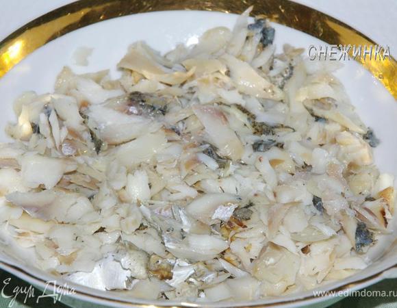 В глубокий салатник укладываем порванную на кусочки и очищенную от костей рыбу.