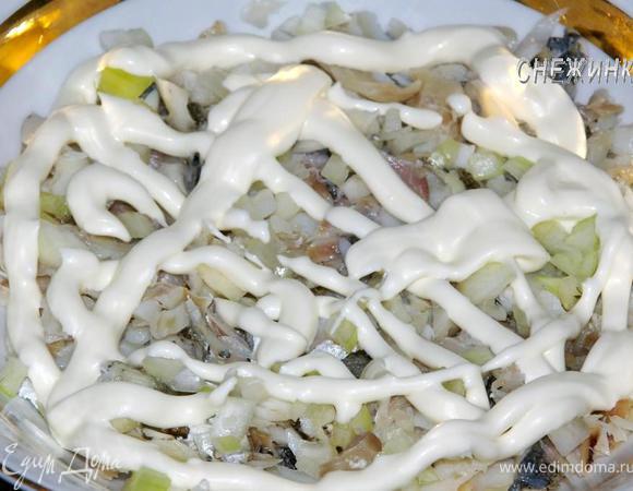 На рыбу кладем половину лука. Делаем майонезную сеточку.