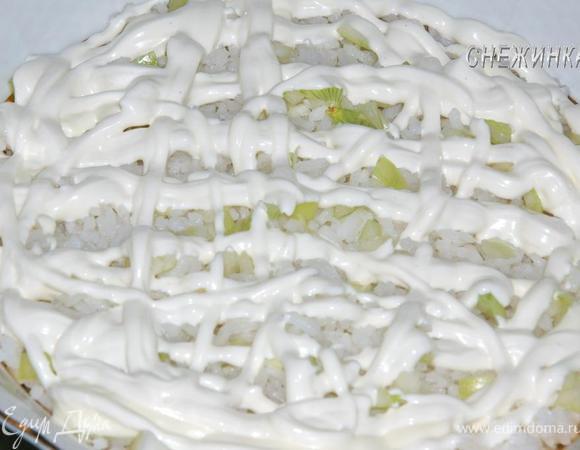 Посыпаем второй половиной лука и делаем майонезную сеточку.
