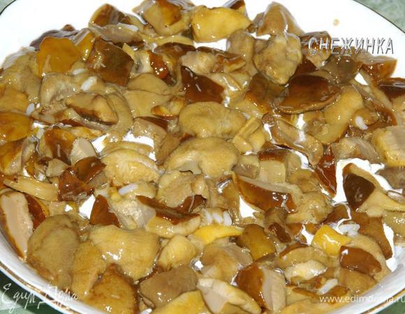 Грибочки нарезаем произвольно, не мелко. Кладем сверху. Оставьте пару целеньких небольших грибочков для украшения.