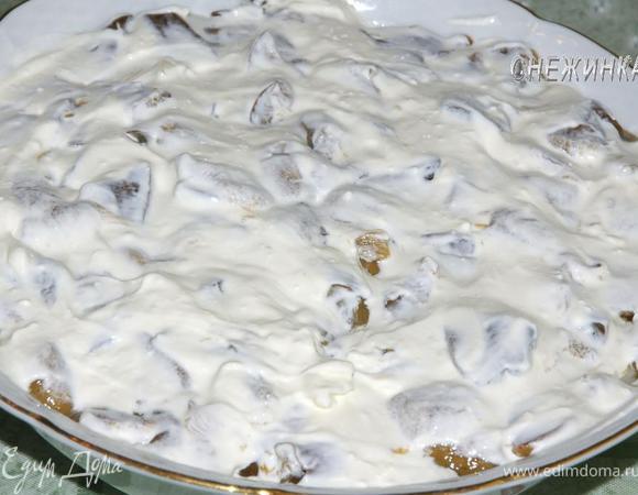 Равномерно распределяем сверху сметану.