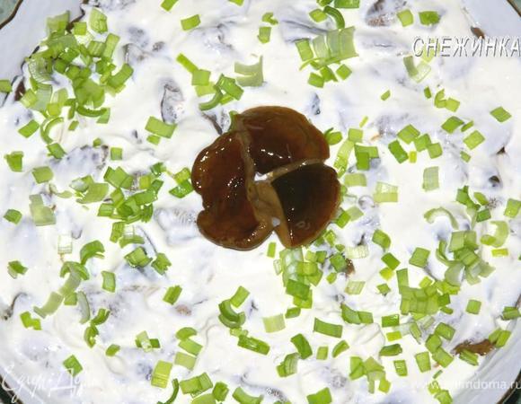 Украшаем зеленью. В центре оформляем грибочками. 