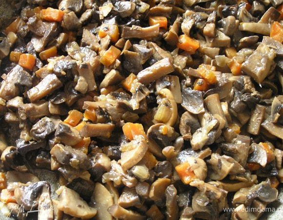 тушить, пока не испарится вся жидкость. Посолить, поперчить. Икра готова.