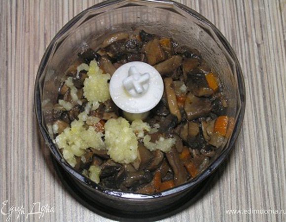 Теперь паштет. Грибную икру остудить, выложить в чашу блендера, добавить измельченный чеснок,