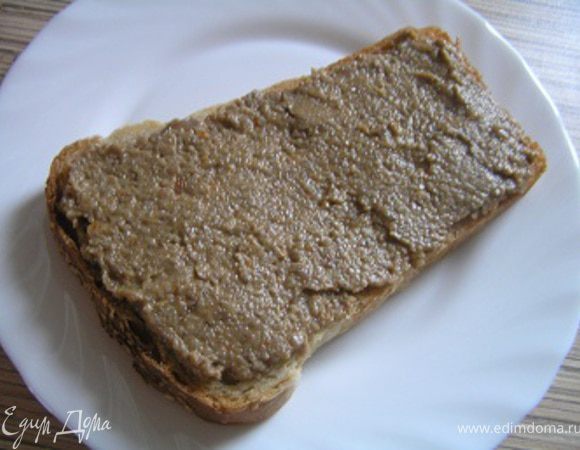 Или сразу приготовить бутерброды. Отрезать кусочки хлеба, намазать грибным паштетом,