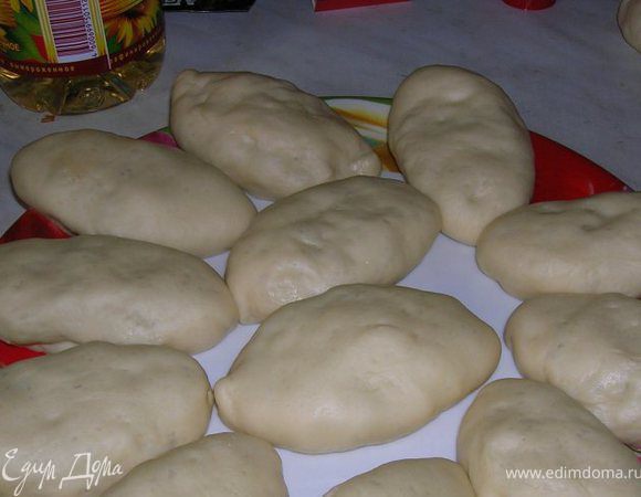 Пирожки положить на смазанную растительным маслом тарелку или поднос и оставить расстояться минут на 10. 

 Пирожки жарятся очень быстро и получаются вот такие. 
