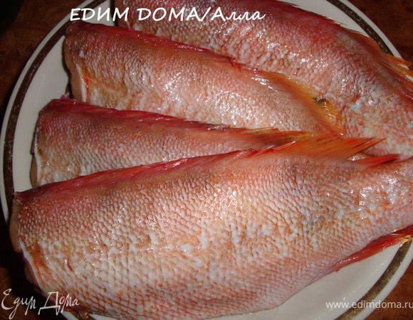 Рыбу оттаять (если заморожена), почистить, помыть, обсушить. Натереть солью со всех сторон, в т.ч. и внутри.
