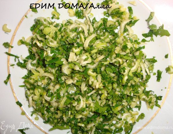 Петрушку вымыть, стряхнуть воду, мелко нарубить. Чеснок почистить, помыть и измельчить. Из половинки лимона выжать сок. Смешать петрушку, чеснок, лимонный сок, добавить орегано и 2 ст. л. оливкового масла.