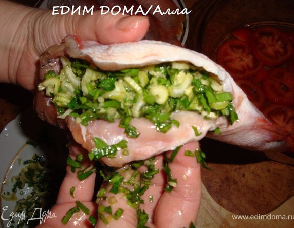 Начинить рыбку смесью зелени и специй.