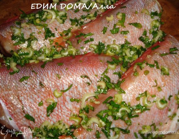 Уложить в форму на помидоры, остатки зелени выложить сверху.