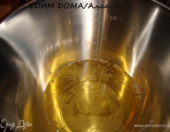 Отмерить стакан белого сухого вина.