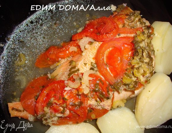 Накрыть посуду с рыбкой крышкой и отправить в разогретую до 180 градусов духовку минут на 40-50. Минут за 10-15 до окончания приготовления можно открыть крышку и подрумянить рыбу. Подавать с отварным картофелем (как у меня), рисом или овощами, пожаренными на гриле.