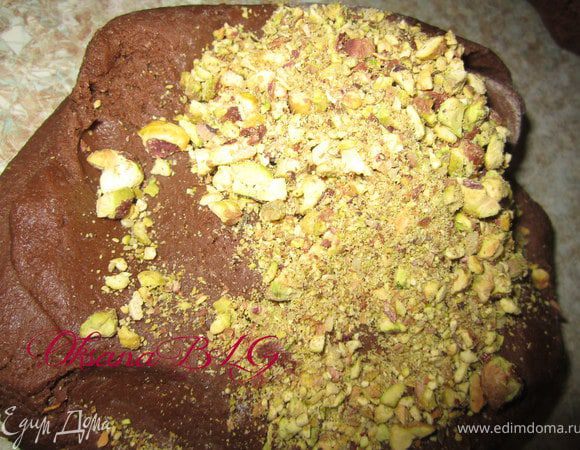 Тесто разделить на две части, в одну добавить фисташки.