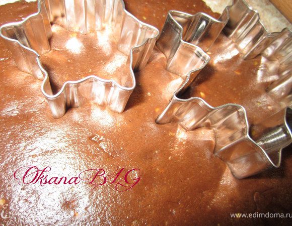 Тесто раскатать, вырезать любой формочкой. мне повезло раздобыть формочки снежинки)