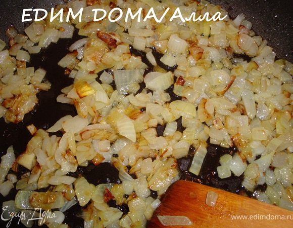 Из мяса сварить бульон - ничего особенного, как всегда, но не пересолите. Учтите, что капуста соленая. Подготовленный лук режем (я порезала крупным кубиком - так мне захотелось) и обжариваем.