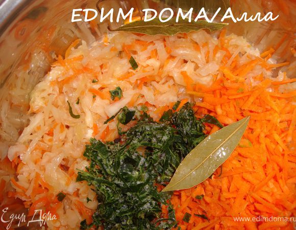 В отдельную кастрюлю кладем отжатую кислую рубленую капусту, нашинкованные морковь и петрушку (у меня - замороженная), перец горошком, лавровый лист...