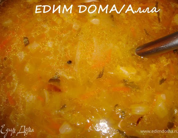 В капусту добавляем 1 ст.л. муки, размешиваем, чтобы не было комков. Затем разводим готовым бульоном, даем закипеть один раз и держим на небольшом огне, не давая кипеть, минут около двадцати (чтобы щи упрели). Щи кислые русские готовы. Отдельно подаем сметану для желающих.