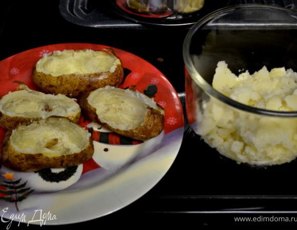 Запекать при тем-ре 200гр.примерно 1 час.Дать остыть,срезать осторожно верхушку и в спец.блюдо выкладывать ложкой мякоть.