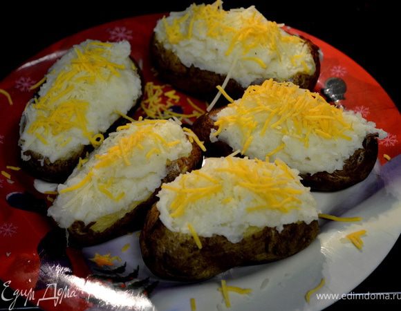 Выложить все обратно в картофельные скорлупки.Сверху посыпать оставшимся сыром.