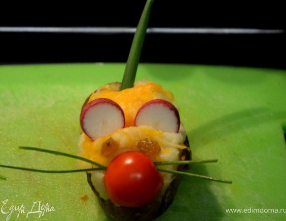 Поставить обратно в духовку пока картофель не станет румяный с сырной корочкой.
Овощи подготовить редис нарезать пластинками,шерри томат порезать на пополам закрепить зубочисткой как нос, изюм как глазки,лук шнит под усы и зеленый лук  на хвостики нарезать.
Подавать к столу.