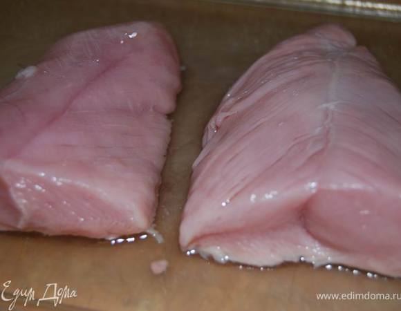 Разделаем и разрежем грудку на крупные куски.