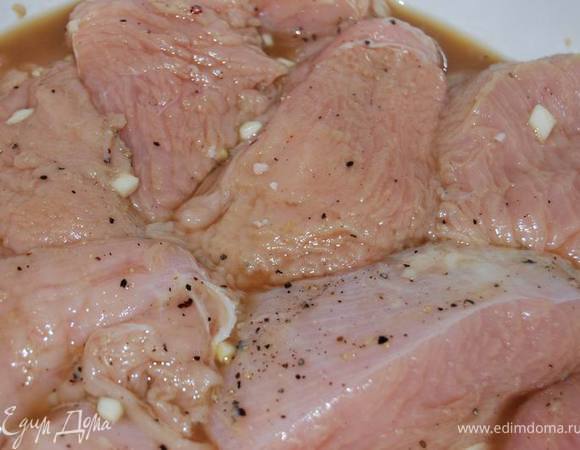 Приготовим маринад,смешав по вкусу соевый соус,соль,сахар,мелко нарезанный чеснок,уксус или лимонный сок. Замаринуем индейку. На 3-4 часа,можно дольше.