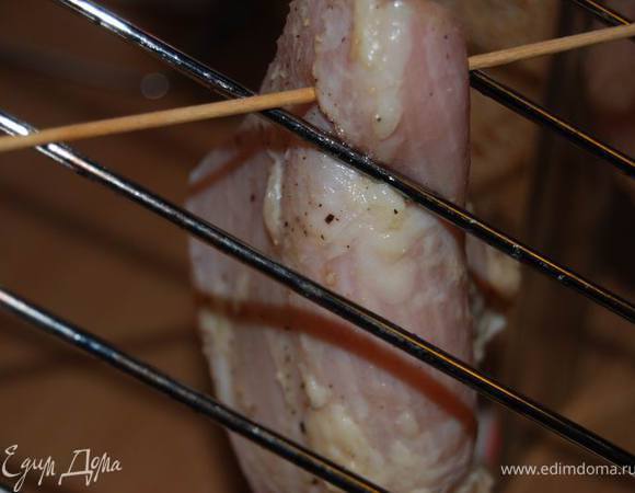 Обсушим каждый кусок,еще раз поперчим. Деревянной шпажкой проткнем каждый кусочек мяса. 