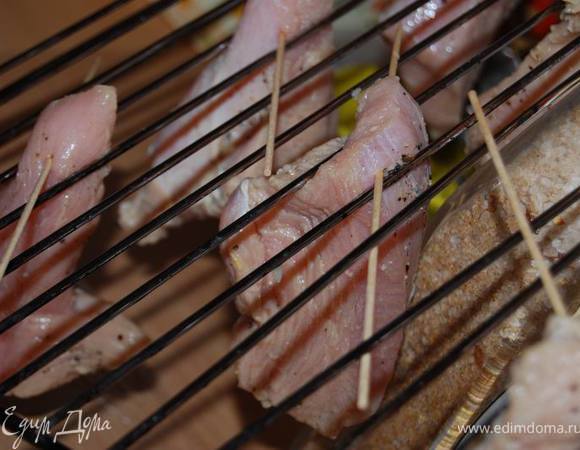 И размещаем на решетке таким образом,чтобы кусочки не соприкасались.