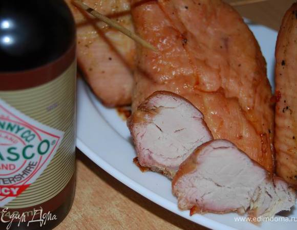 Готовую вяленую индейку можно использовать  для приготовления закусок,салатов и других блюд. А можно просто покушать,порезав тоненькими кусочками. Я,пожалуй, буду с Tabasco.