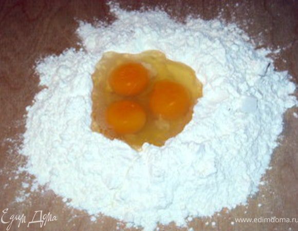 В углубление вбить яйца.