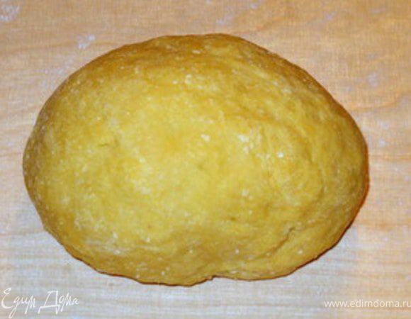 Когда яйца соединятся с мукой, продолжить замешивать руками.
Готовому тесту дать отдохнуть под стеклянной миской около 20-30 минут.