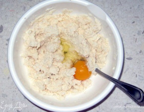 Приготовить начинку. Смешать рикотту с пармиджано, добавить яйцо,мускатный орех и щепотку соли. Хорошо перемешать до образования однородной массы.