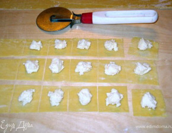 Тесто раскатать как можно тоньше. Нарезать пласт теста на квадратики.
Выложить начику и сформировать каппеллетти.
