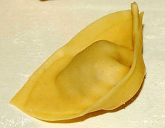 Для этого квадратик сложить пополам, чтобы получился треугольник,затем два конца треугольника соединить.