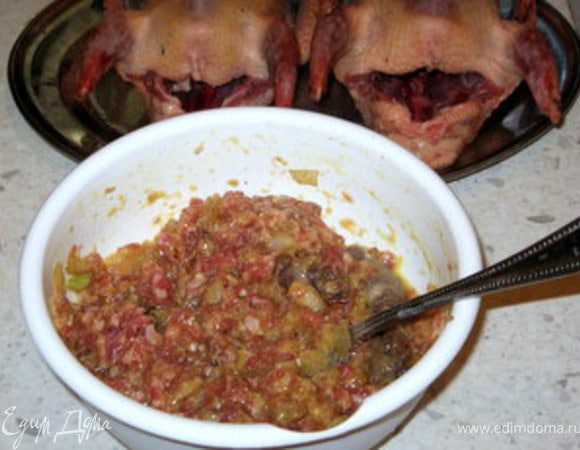 Голубей помыть и осушить.Приготовить начинку. Обжарить на оливковом масле мелко нашинкованную луковицу с нарезанными поторохами. Посолить,поперчить.Перемолоть в блендере ветчину и смешать с фаршем. Добавить обжаренный лук с потрохами, яйцо, пармезан, щепотку мускатного ореха, соль,перец.