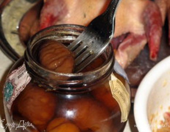 Мелко порезать каштаны и смешать с начинкой.
