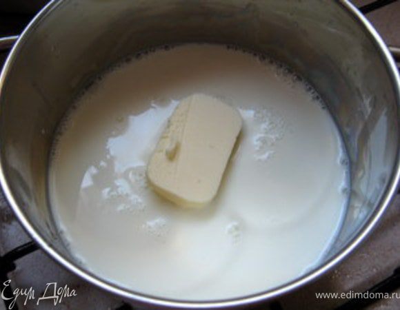 Влить в кастрюльку молоко и вскипятить его со сливочным маслом.