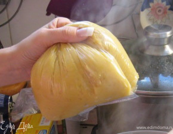 Уменьшить огонь и всыпать муку. Замешивать тесто,пока оно не начнёт отставать от стенок кастрюльки. Дать тесту остыть и по одному ввести яйца.
Готовое тесто переложить в пластиковый пакет (для морозильника), отрезать у пакета уголок или два.
