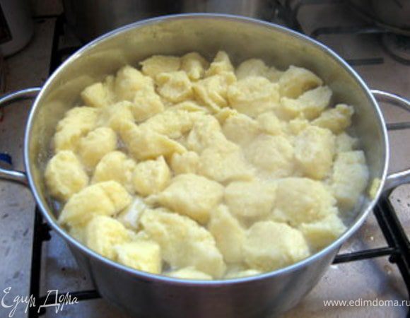 Готовые клёцки всплывают на поверхность.
