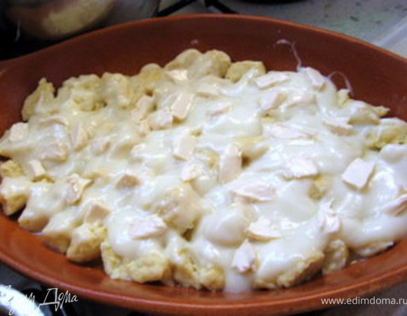 Достать их шумовкой и переложить в форму для запекания. Полить клёцки соусом-бешамель или жирными сливками, посыпать сыром и запекать в духовке, пока они не зарумянятся.