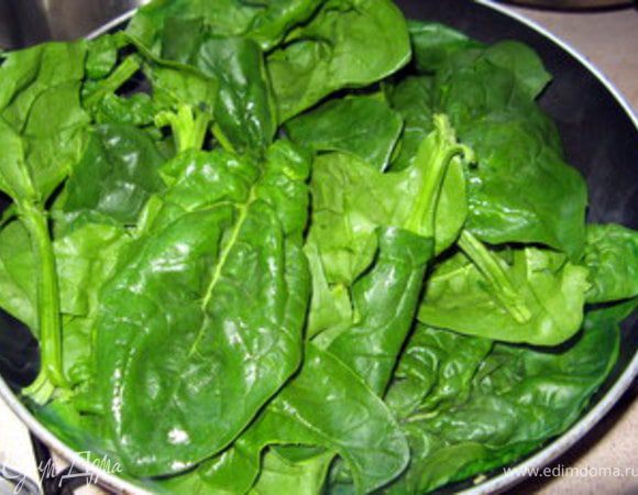 Припустить шпинат с зубчиком чеснока на оливковом масле пару минут.Посолить,поперчить. Перемолоть шпинат в блендере.