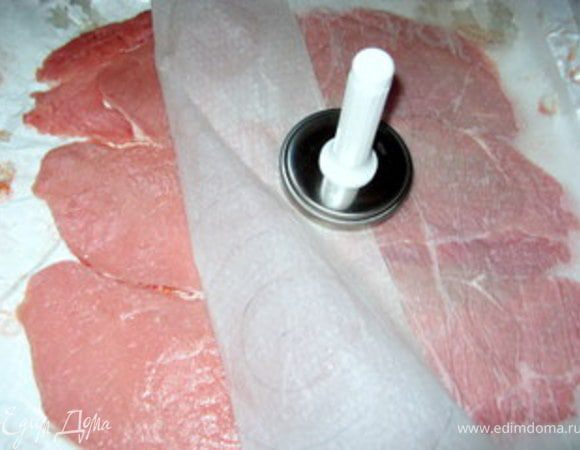 Телячье филе отбить между двух листов пергамента.Посолить,поперчить.