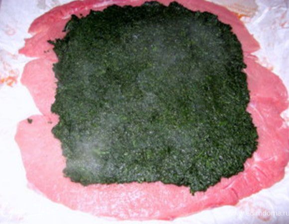 Выложить пюре из шпината на филе.
