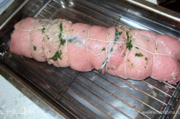 Сверху выложить готовый котекино без кишки. Завенуть мясо в рулет и обвязать кухонным шпагатом. Запекать в духовке при 180° около часа.