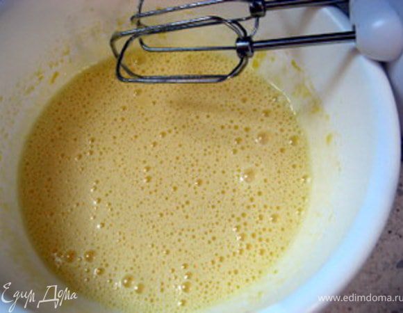 Взбить миксером яйца с сахаром.