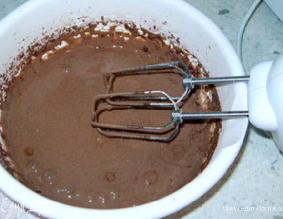 Просеять через сито муку,кукурузный крахмал,какао и разрыхлитель.
Соединить со взбитами яйцами и смешать всё вместе миксером.